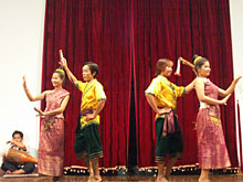 Laos Tradition Show。左端が美女ダンサーだ！